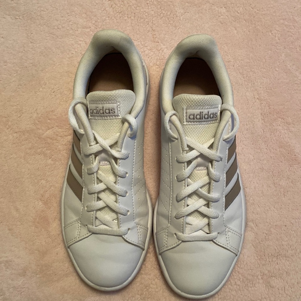 🟢 EUC Adidas Sneakers